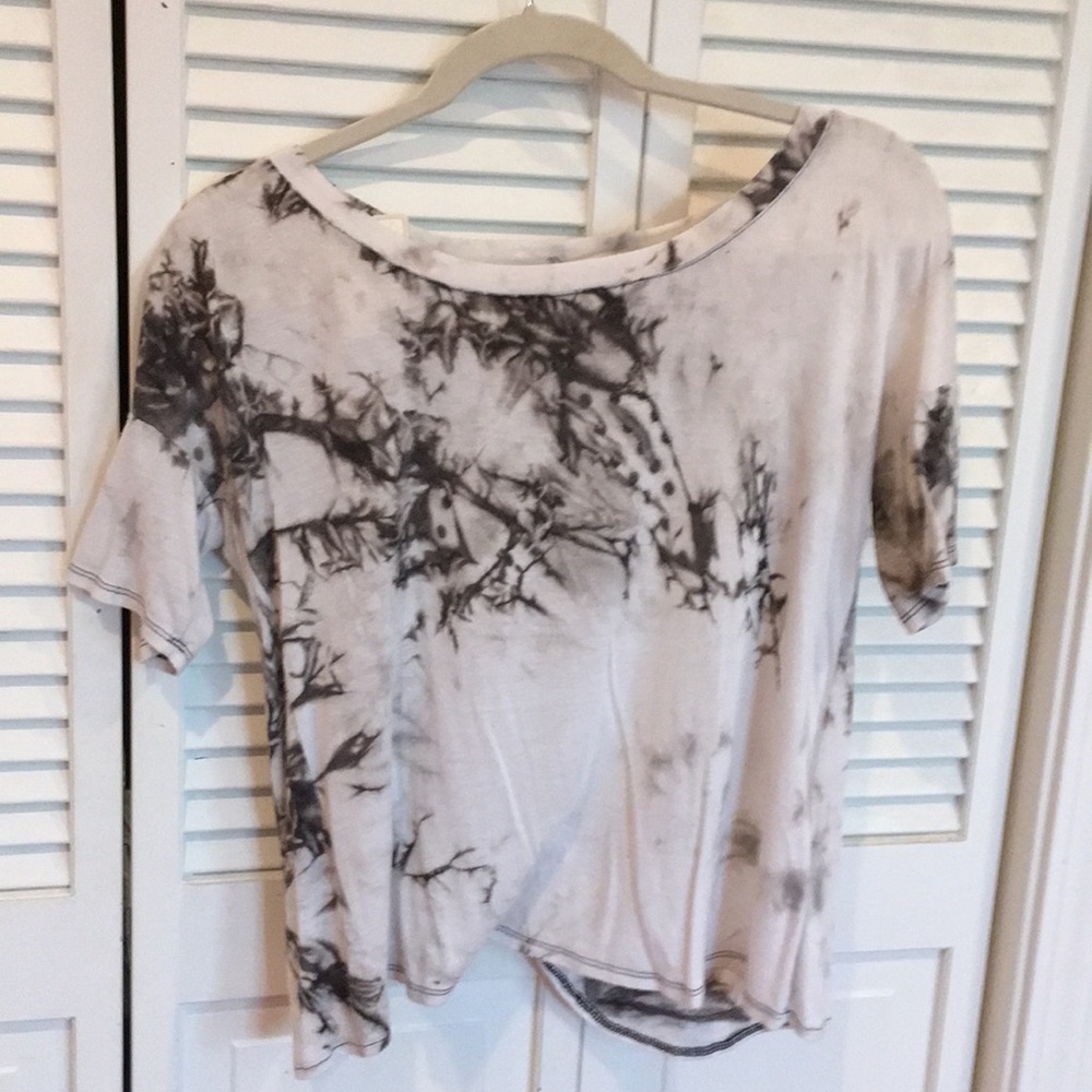 White and dark gray tee